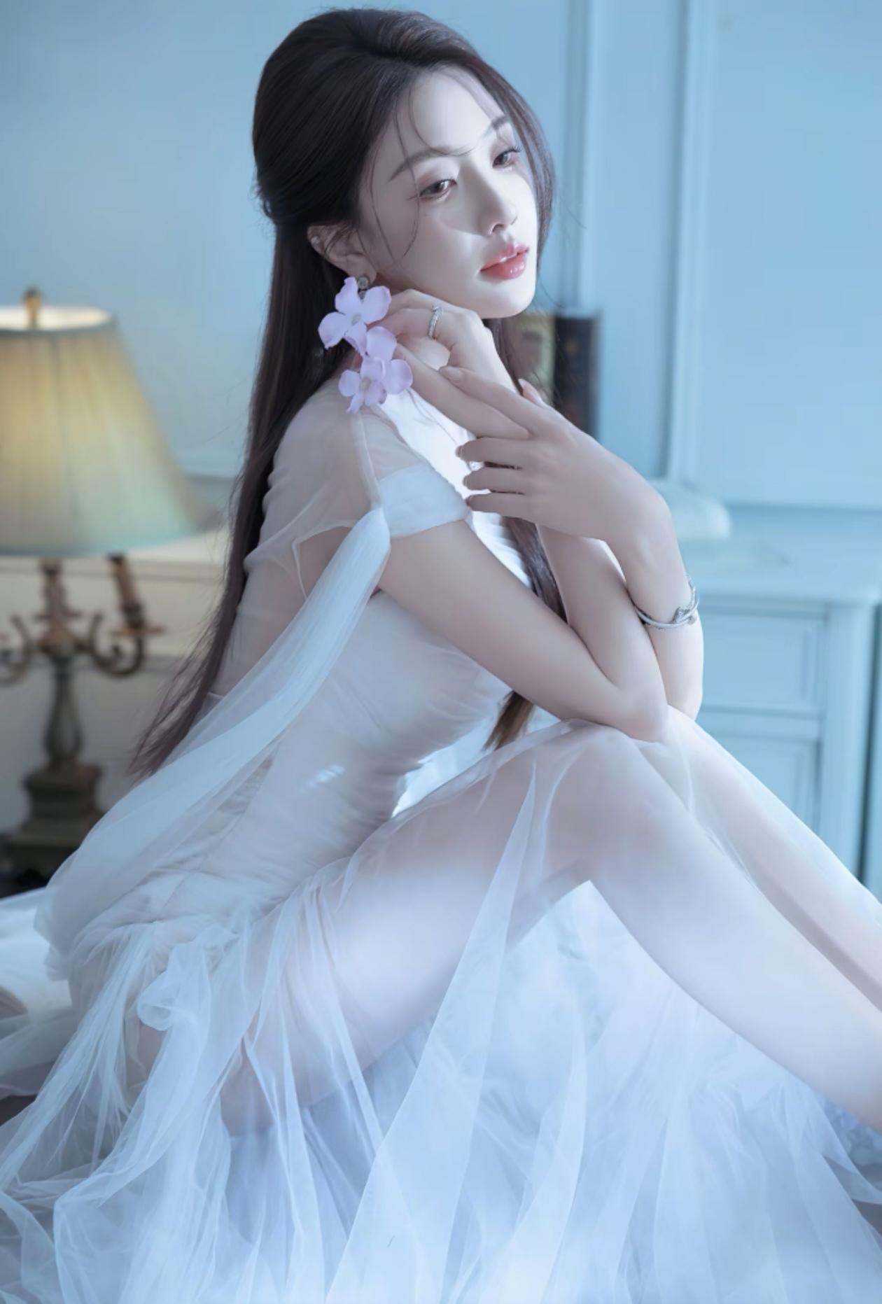 梦幻少女，轻盈纱裙，优雅姿态，宛如仙子降临。