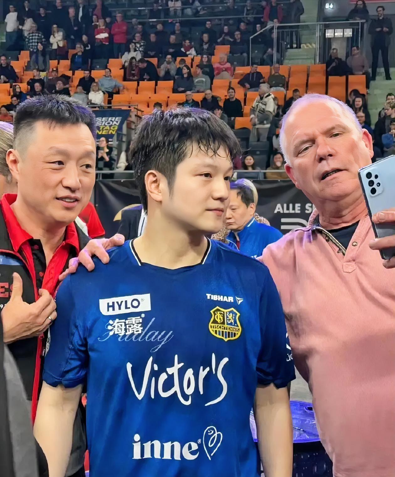 西蒙高茨这波操作，简直把我看笑了！为了能跟樊振东打上一局，主动找教练降级去打