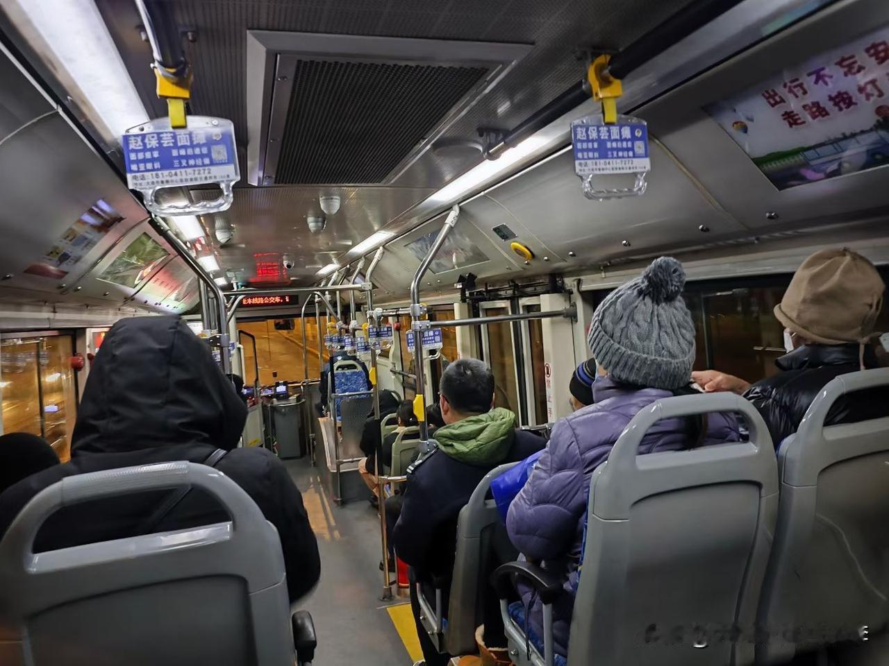 4:30，第一趟6路公交车甘井子发，坐车的人还真不少，始发站就有15个人，中途还