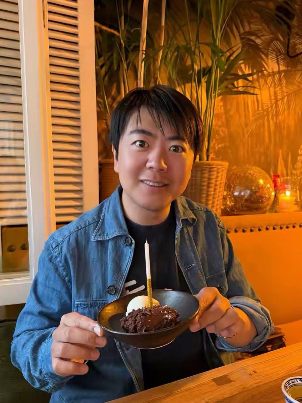 吉娜给郎朗过生日，吉娜美得像洋娃娃，郎朗油腻大叔好埋汰啊