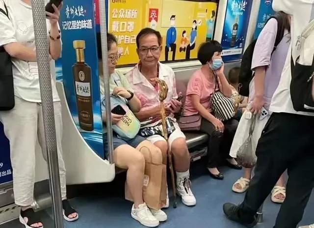 年轻时候外形高贵的潘志文坐地铁、拄拐杖出行！近日，前亚视台柱子老戏骨潘志文做地铁