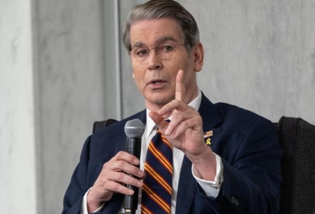 美国财长贝森特彻底激动坏了，对着镜头高调喊话：中国再也没法卡我们脖子了！ 就