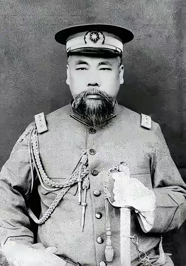 1911年11月3日，江苏巡抚程德全深感清王朝已无可救药，为了避免战争，他剪去发