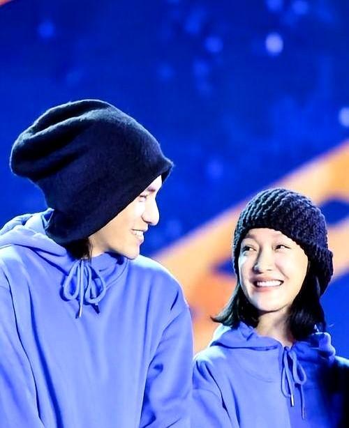 周迅身边惊现“嫩版梁朝伟”？！最近她和陈坤聚餐，被拍到跟一位穿紫色上衣的男子