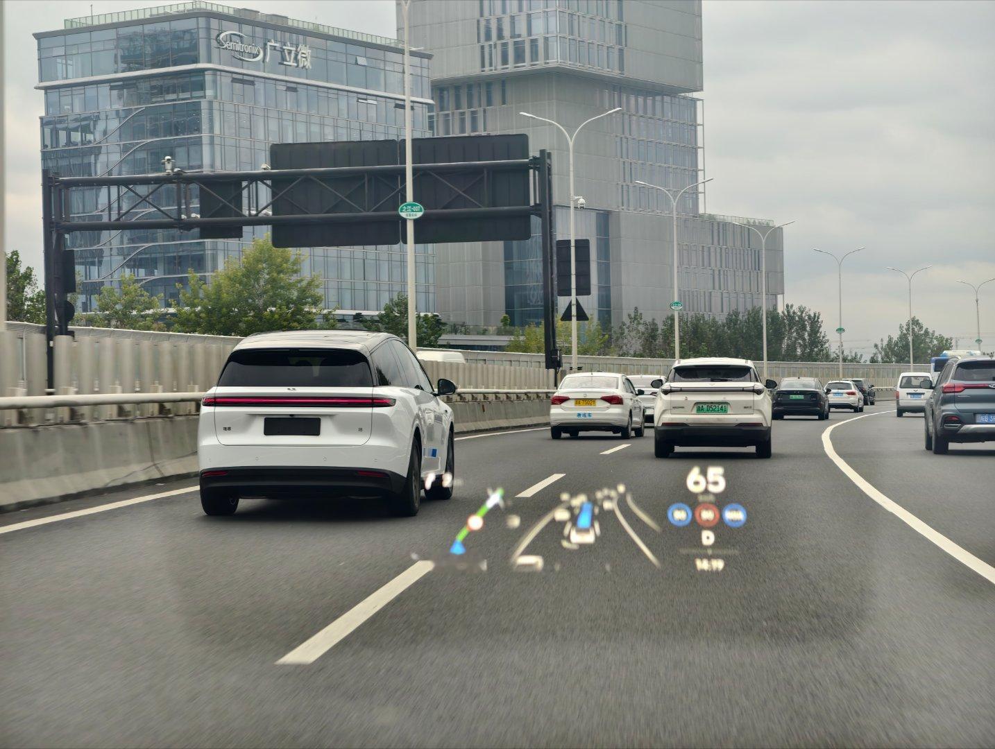 最近理想i8的能见度越来越高，上下班遇到好几次。​​​