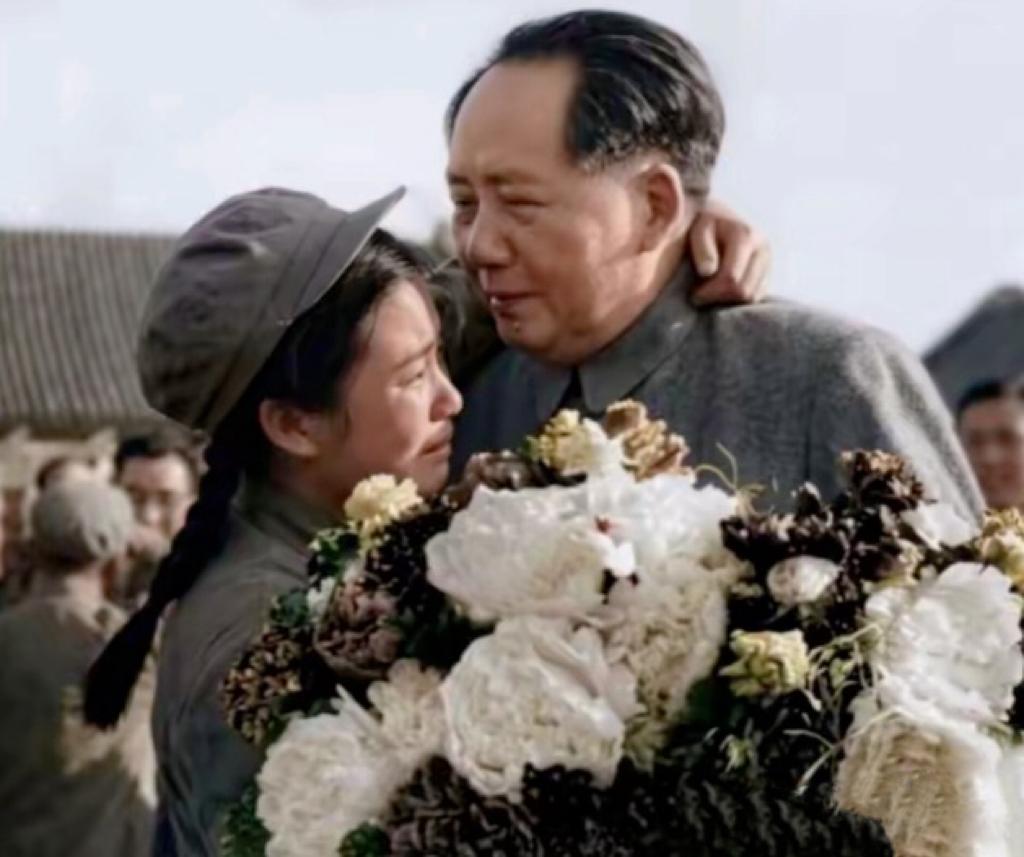这是一张70年前的老照片，女战士扑进毛主席怀里哭，这一抱暖哭几代人1952年