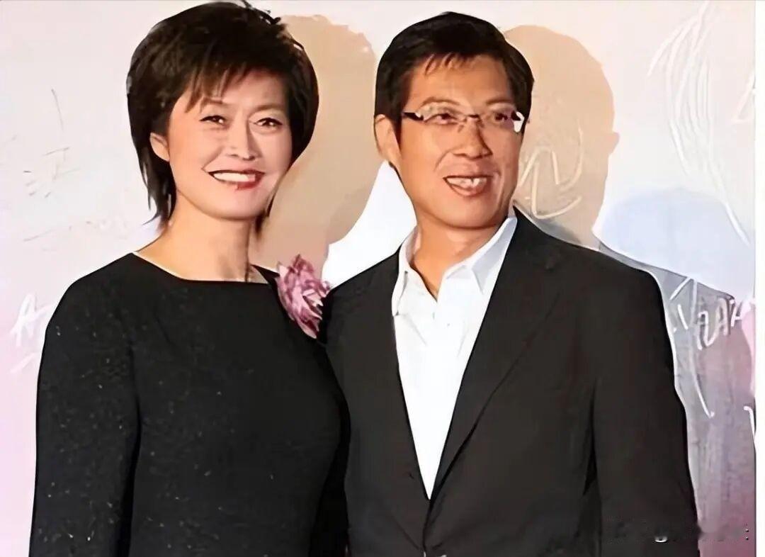 敬一丹和王梓木，一个国脸主播，一个保险集团老总，典型的顶配高知家庭，按咱普通