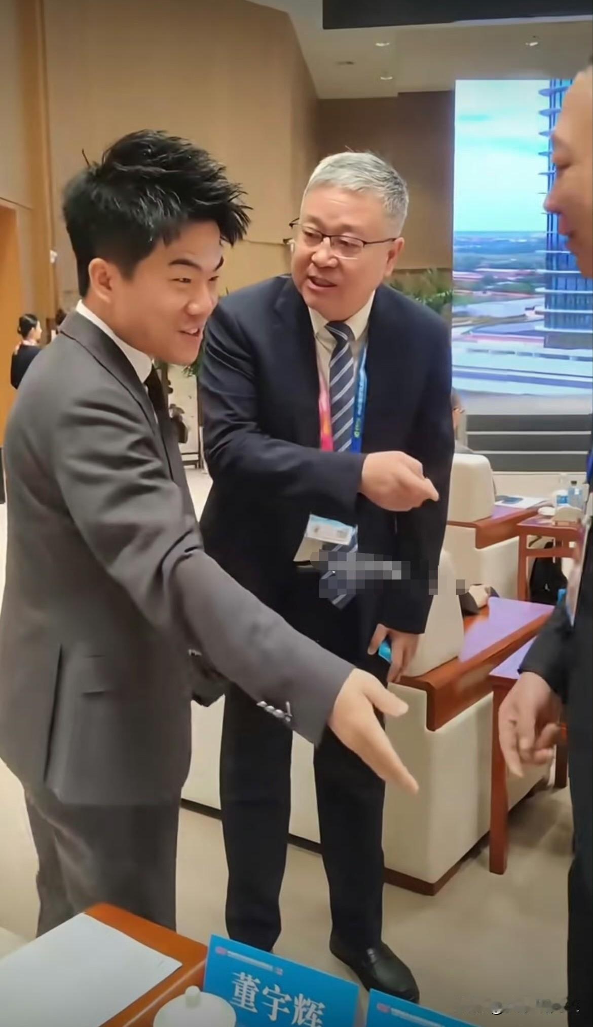 董宇辉最近不太像主播了。最明显的可能不是他直播间少了多少观众,也不是卖货排第