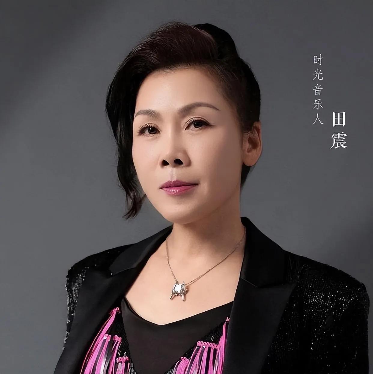 田震回国开演唱会了，票很快售罄。但评论区却听到了不同的声音。田震十余年前就移民