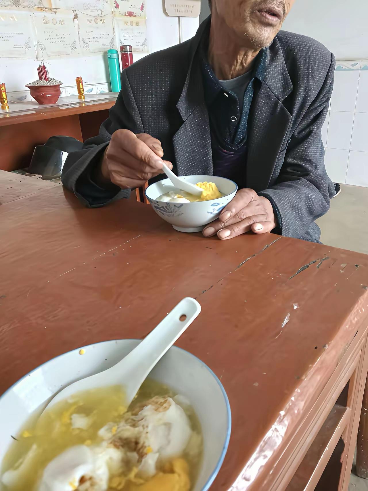 以后再也不走亲戚了，有拿着招待客人的吗？