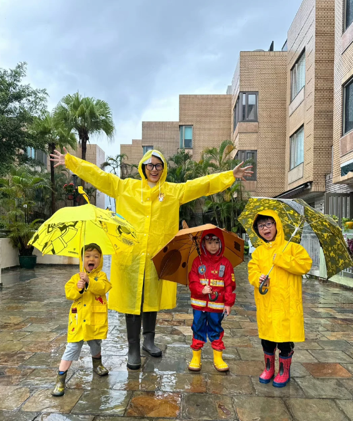 胡杏儿下雨天带着三个儿子出来玩，并配文:下雨天也可以玩得很开心。大儿子好帅，二