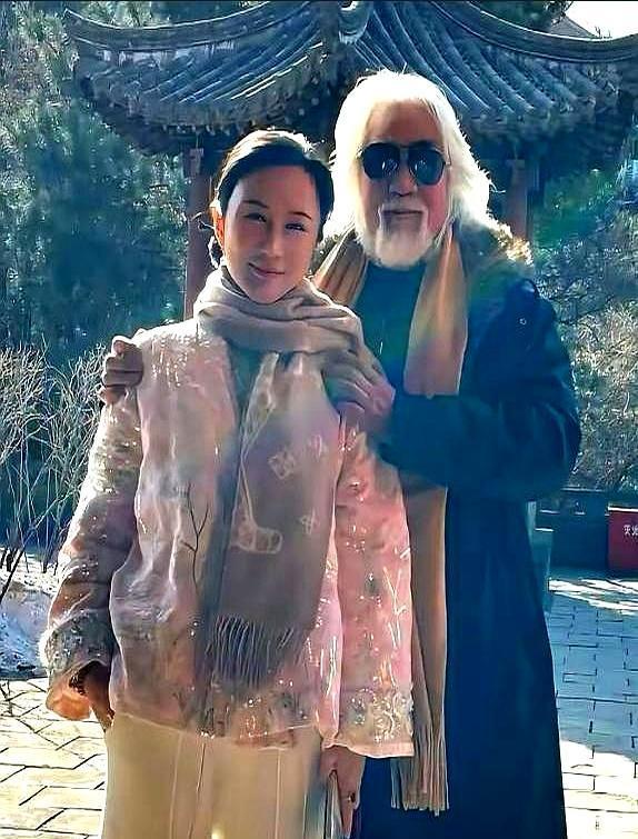 张纪中妻子把继子从行李车上“轰”下来，他亲儿子上去就是一脚，张纪中竟一动不动！