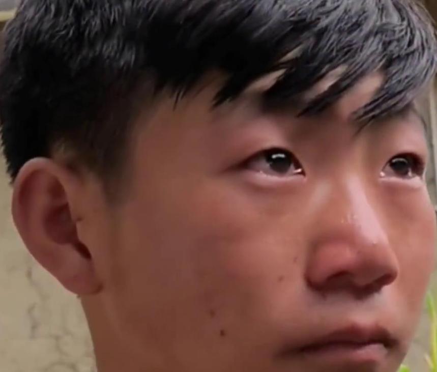 四川绵阳一高考生，于高考前一日，其父亲因病离世，一家四口仅余他孤身一人。高考