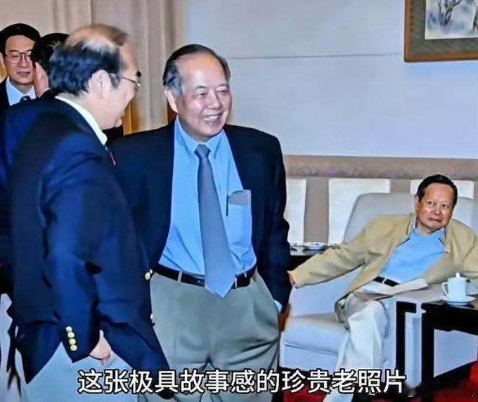 据说这是李政道和杨振宁最后的同框照片。照片中，李政道和人谈笑风生，杨振宁斜坐在沙