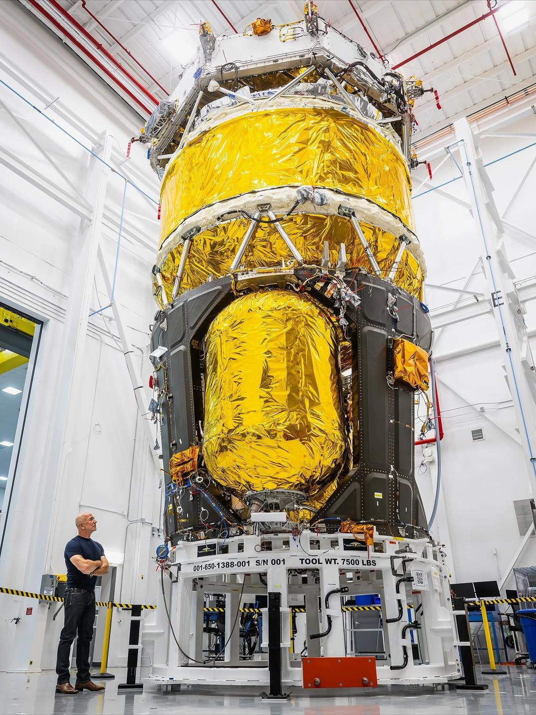 光头贝索斯最近也太爱秀了吧……这是蓝色起源的蓝月亮mk1真机，预计明年第一季度