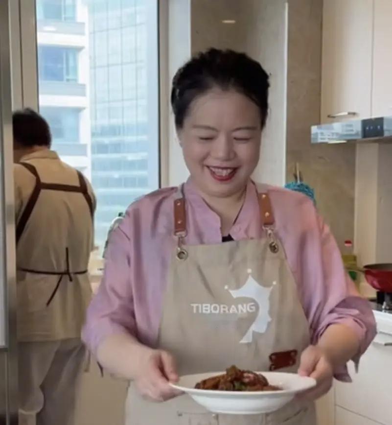 熊磊有点分不清谁真的对自己好，她跟许敏抢人家出钱的房子，其实得不到什么好处的，名
