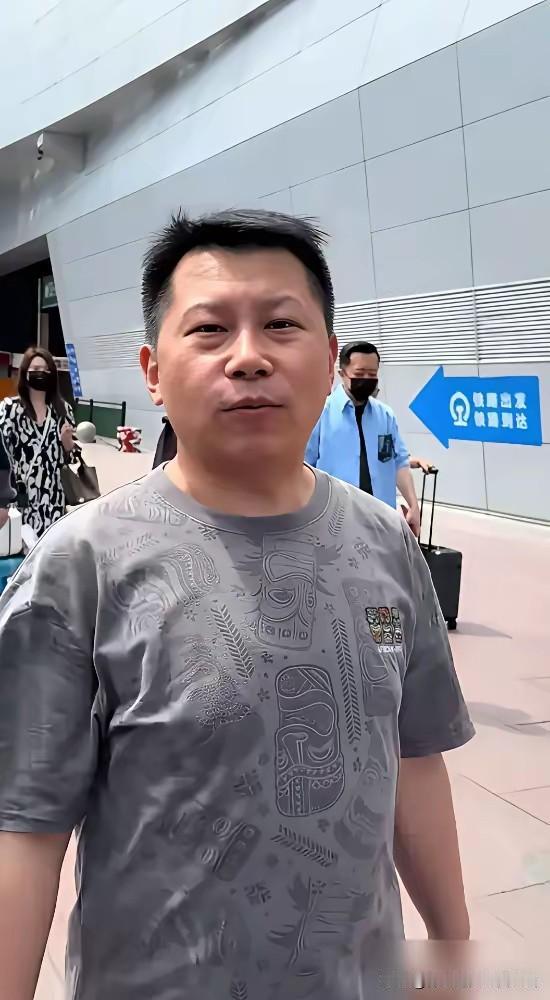 何云伟说“没有郭德纲这个师父”，这话骗得了别人骗不了自己直播间里，何云伟啃
