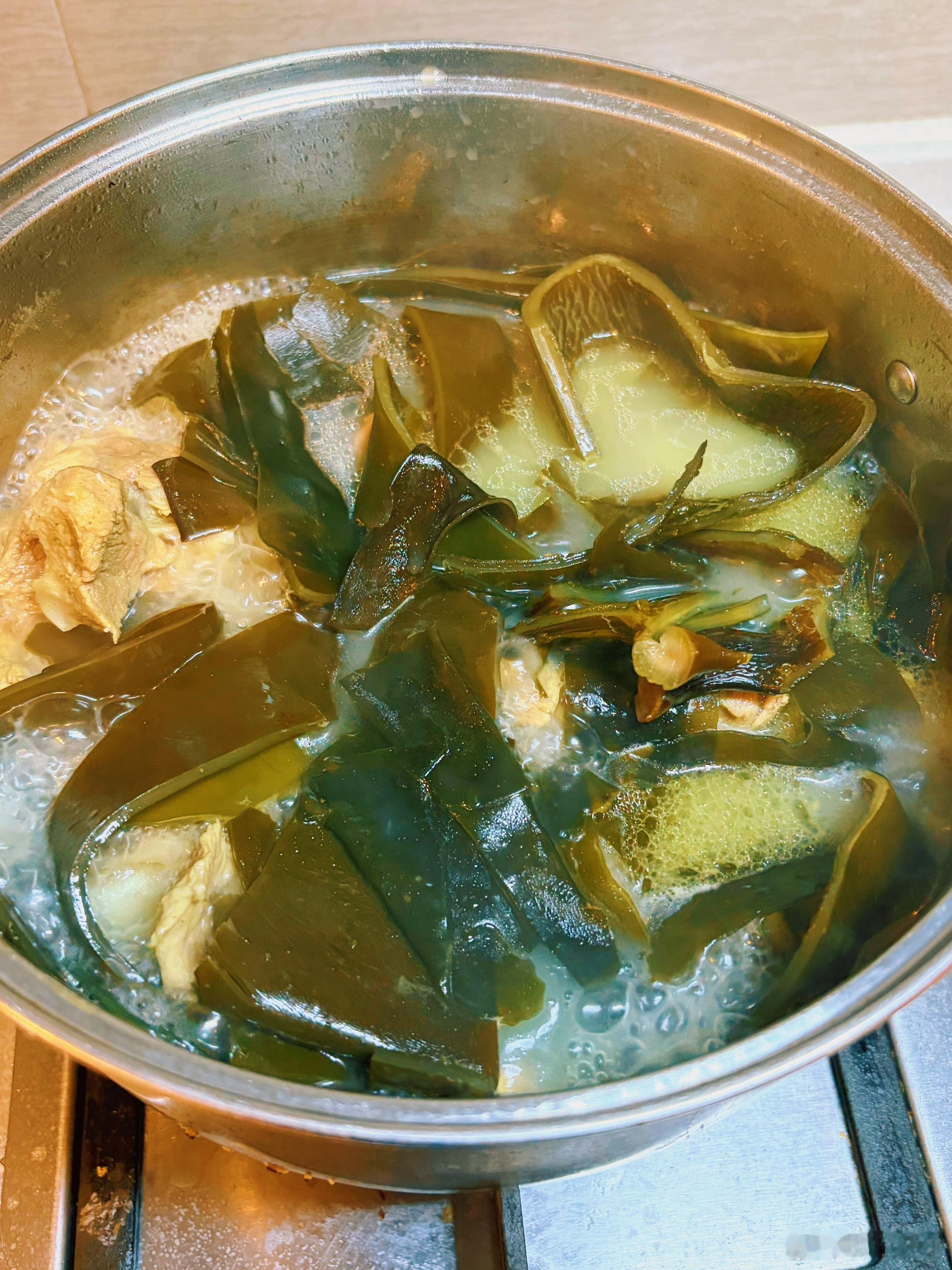 随手拍中午炖了个海带骨头汤，海带一直不敢多吃就是因为家人已经有了甲状腺结节，目