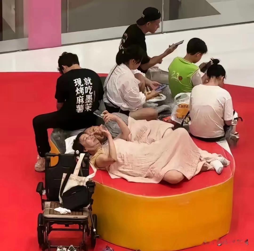 这不是妥妥的为老不尊吗？你去公共场合蹭空调就算了，还居然拿被子直接睡在沙发上