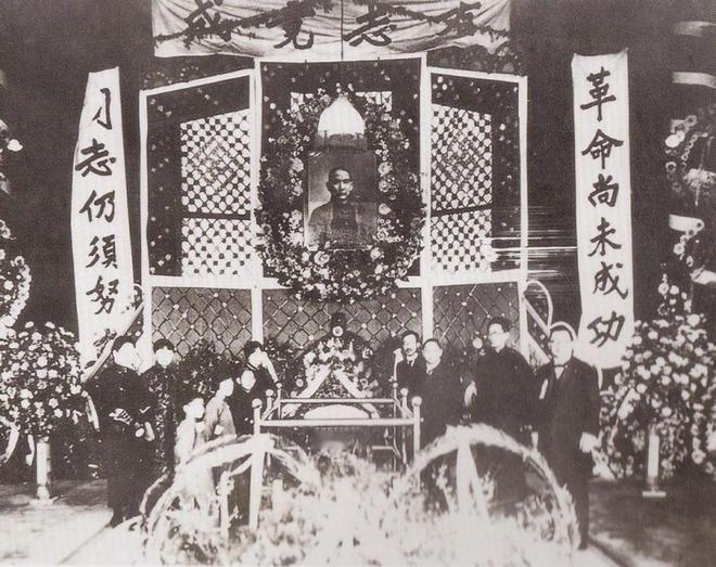 1925年3月12日，北京协和医院医生对孙中山遗体进行防腐处理，19日灵柩移至中