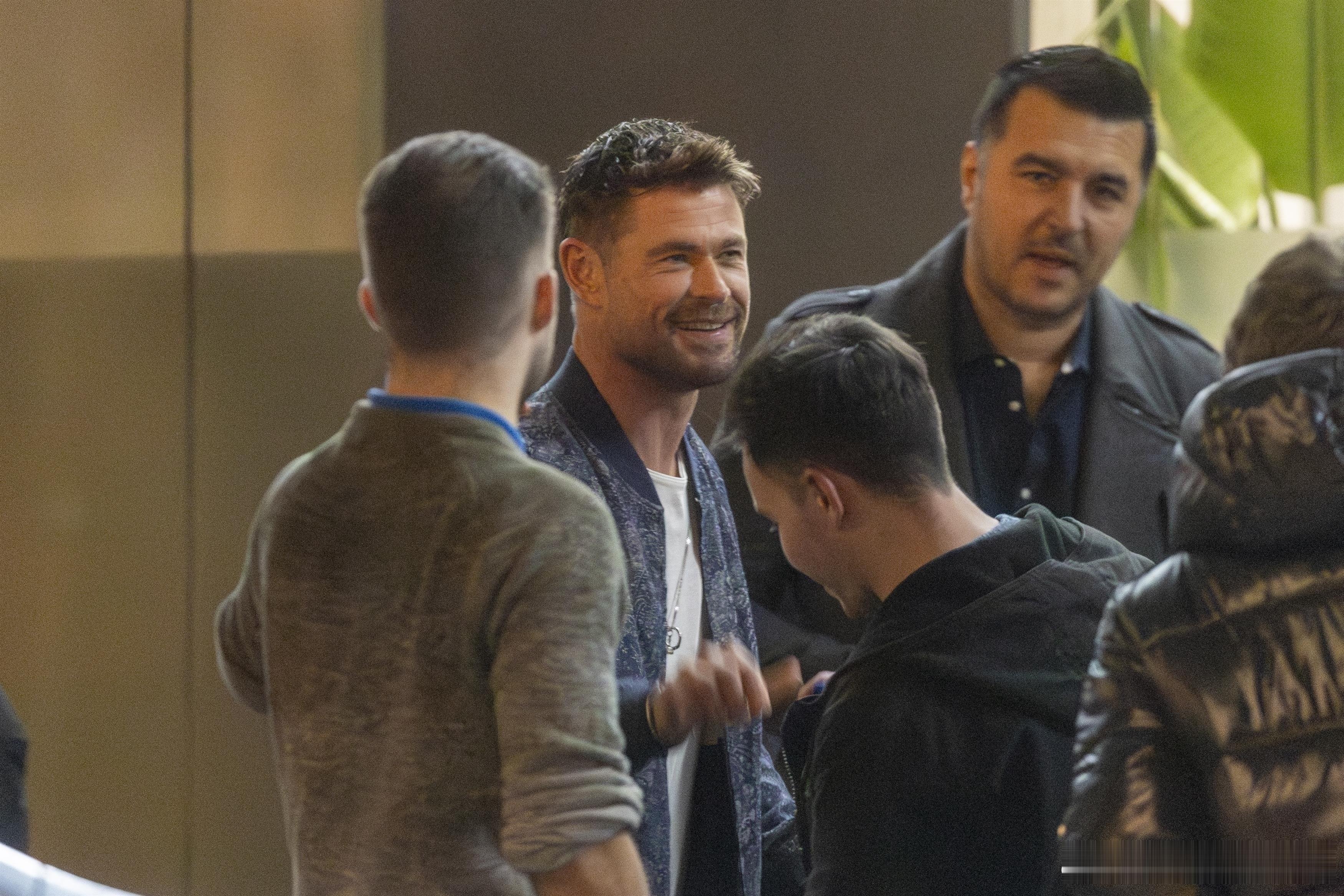 chrishemsworth克里斯海姆斯沃斯在西班牙马德里外出，录制当地电视节