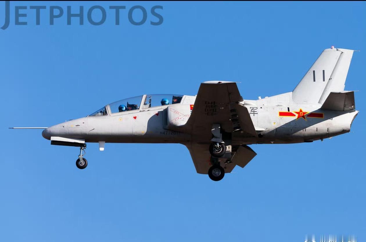 海军航空兵的教八的新式涂装，低可见风格和之前的红白机形成鲜明对比。虽然洪都再也没