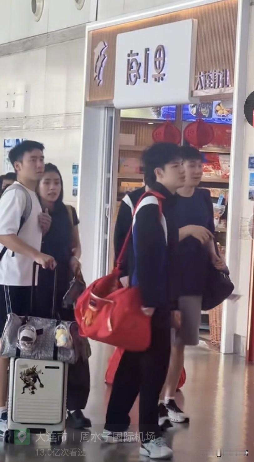 段冬妍也陪着牛冠凯打乒超了。在长沙打完全锦赛，冬妍也和牛冠凯一起到了大连打乒超