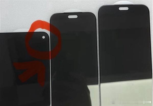 苹果首款折叠屏iPhoneUltra正面盖板照片流出，彻底告别沿用十年的药丸屏，但为追求4.5mm极