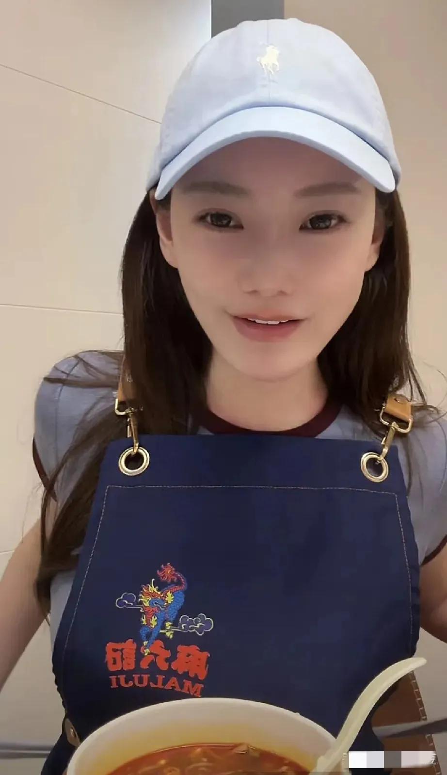 马筱梅对小杨阿姨越来越不满意了，直言围裙的味道太上头了！也该洗洗了。马筱梅与