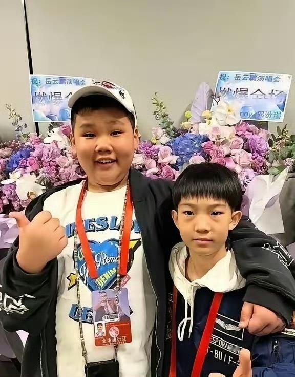 郭汾阳：哥们儿，你看我这坐姿，二郎腿一翘还搂着你，是不是特有派头？同学：你这