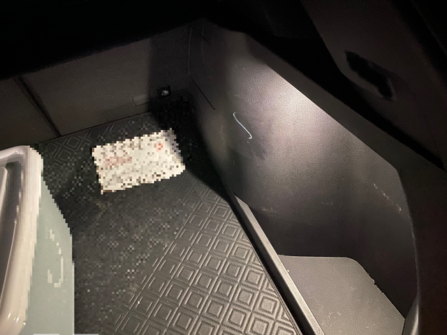 后备箱内部被割伤这种情况咋办呀。去修车行直接换一整块塑料吗？