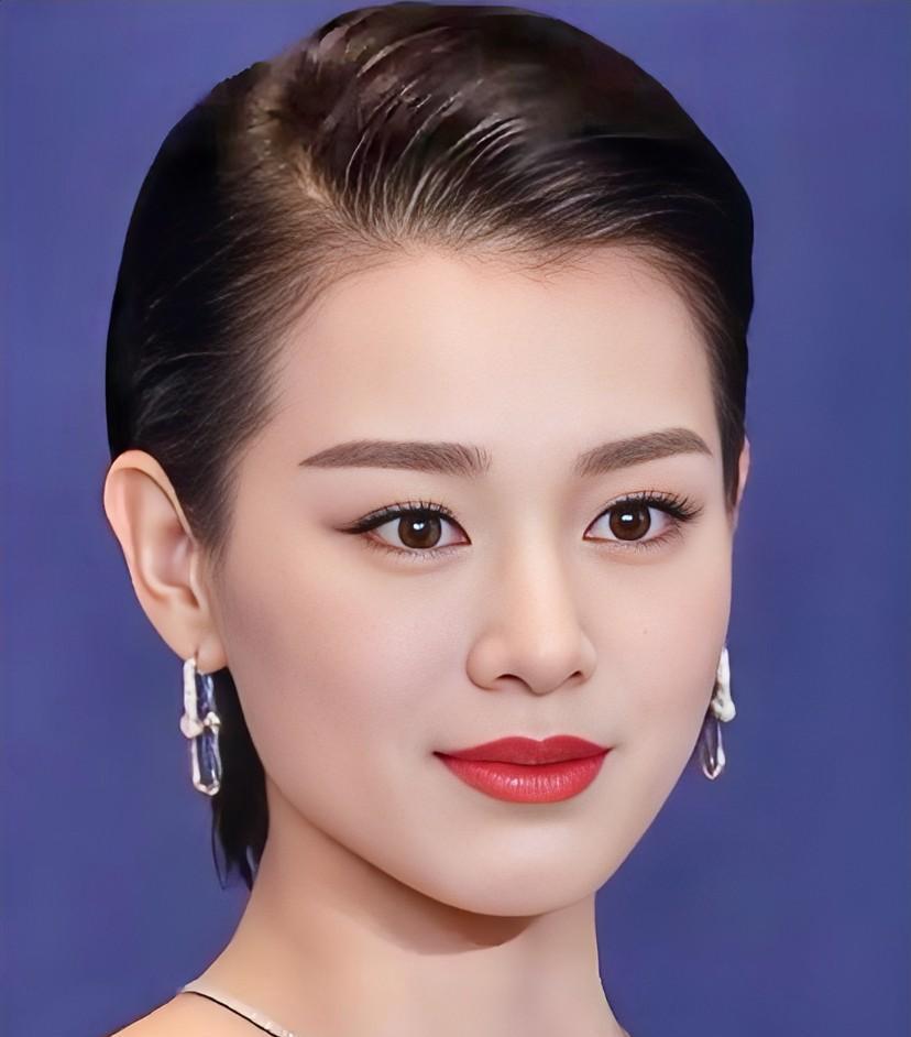 我问我妈，为什么胡杏儿不跟老公分开，还要站出来帮他澄清啊？我妈跟我分析了一番，我