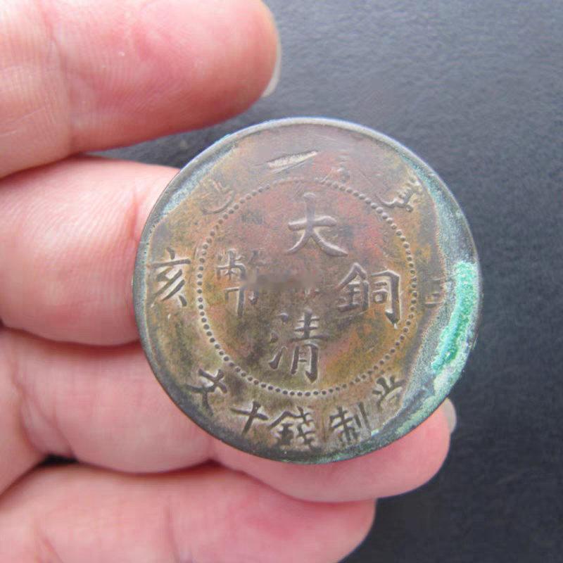 以下图片中的古币都是假币，当然不少卖家也很实诚的告诉你了：这是仿古的。单看图片是