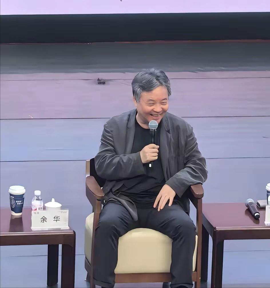 1993年，33岁的余华打电话给张艺谋说：你的改动太大了，不如改个名字吧，不叫《