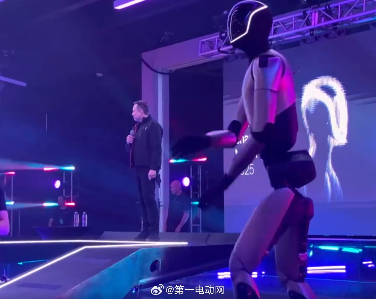 小鹏IRONvs特斯拉Optimus：人形机器人的「两条腿」谁能跑得更远？这