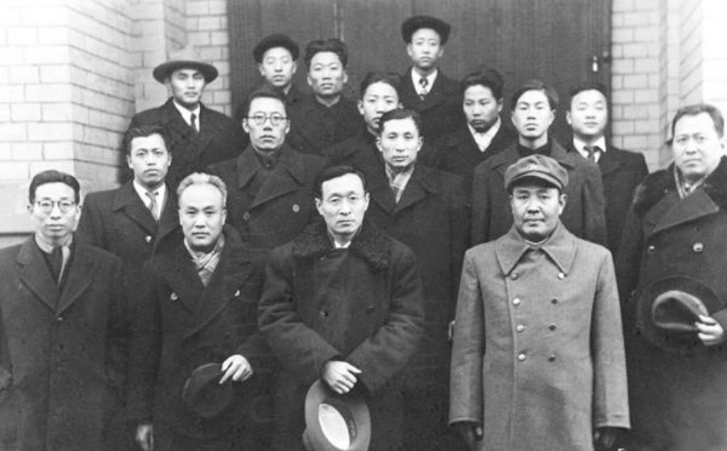 1949年，中国驻苏联大使王稼祥同志在我国驻苏联使馆门前与参加递交国书仪式的使馆