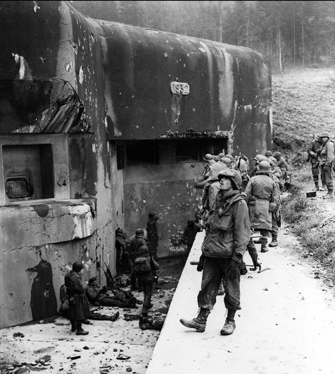 1945年初，美军士兵在马奇诺防线1945年美国陆军通信兵的照片，照片中身着冬