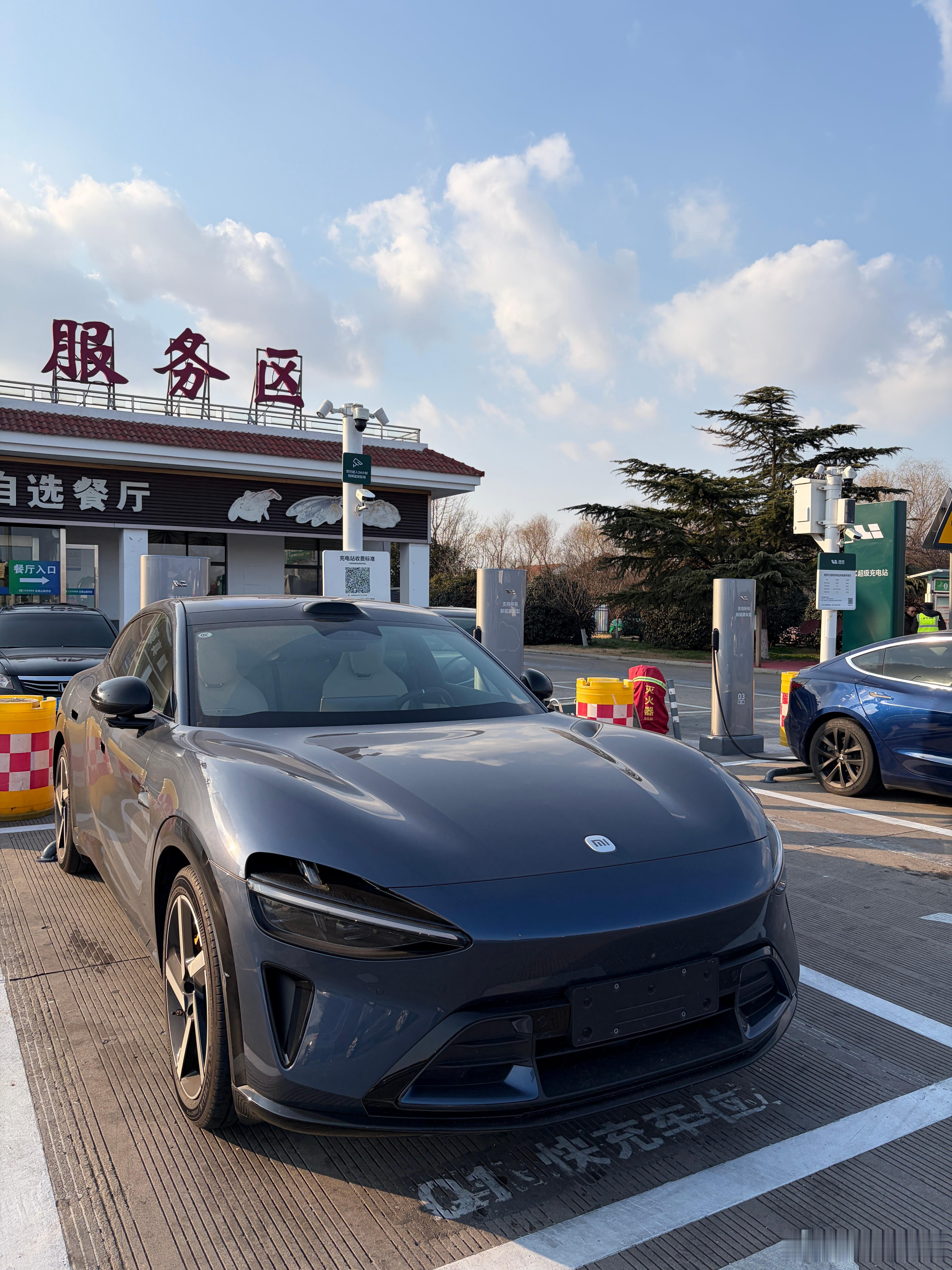 在理想充电站充了84.544度电，花费13.85元；在蔚来充电站充了16.96