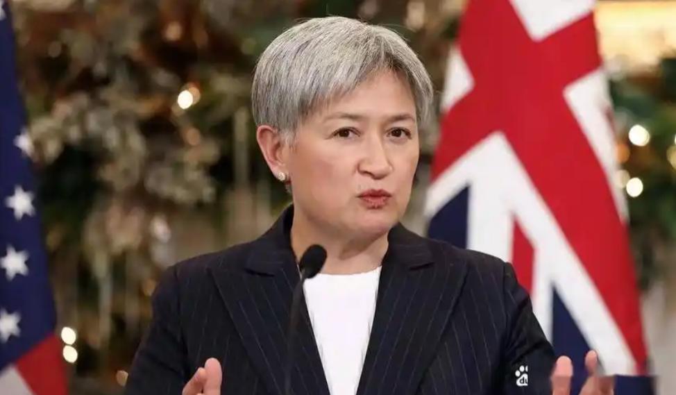 澳大利亚外长黄英贤发表严正声明， 7月6日，针对中国海军核潜舰于中午，成功朝