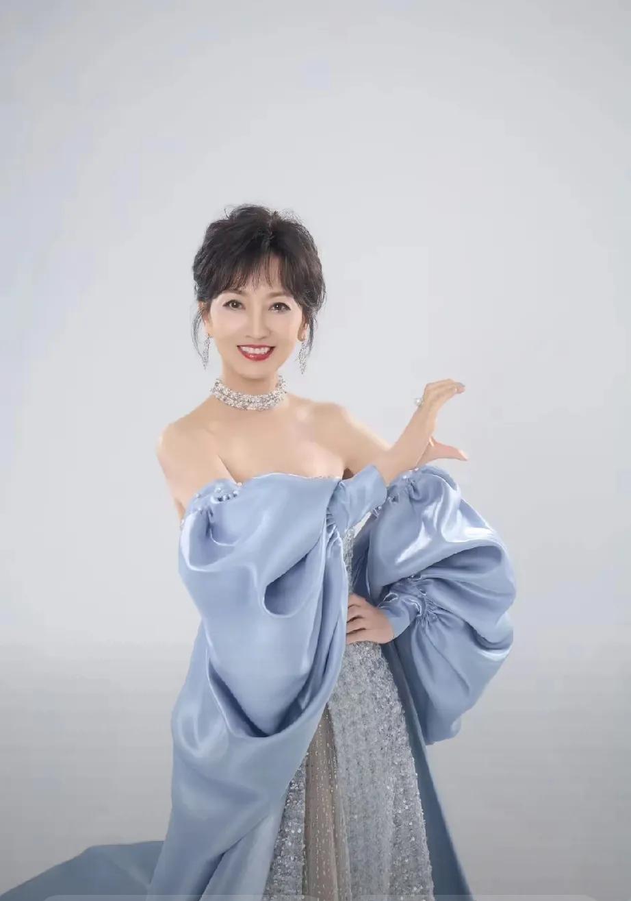 赵雅芝工作室一出手，就知道优雅有没有！晒出的派对预热图里，芝姐身着淡蓝
