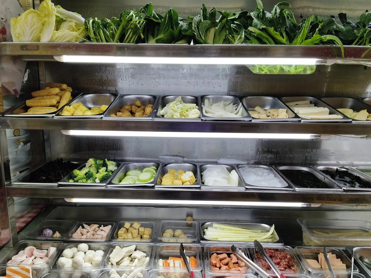 你们发现没有麻辣烫、火锅、这些美食科技狠活都挺多的，今天我去吃麻辣烫，发现制作麻