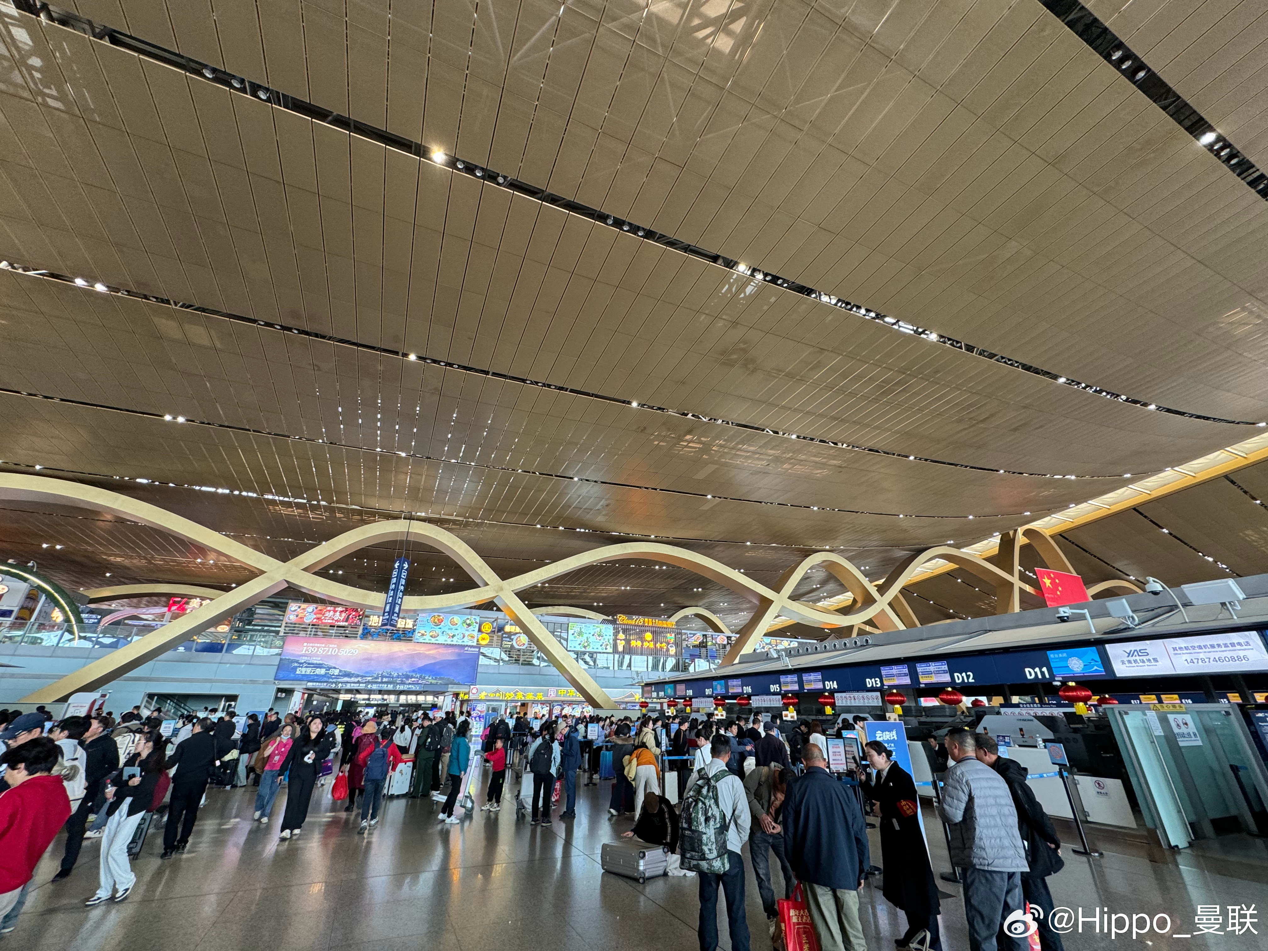 我去过一些机场，有一些千篇一律，有一些有地方特色，总的来说都差不多。但今天来到昆