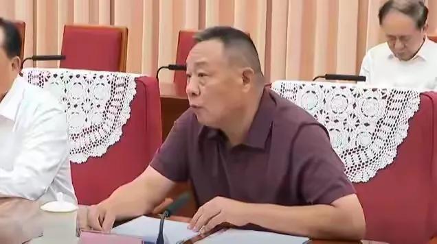央视经济座谈会，满屋子白衬衫念稿，于东来一件酒红衬衫满嘴实话刚刷到央视那场座