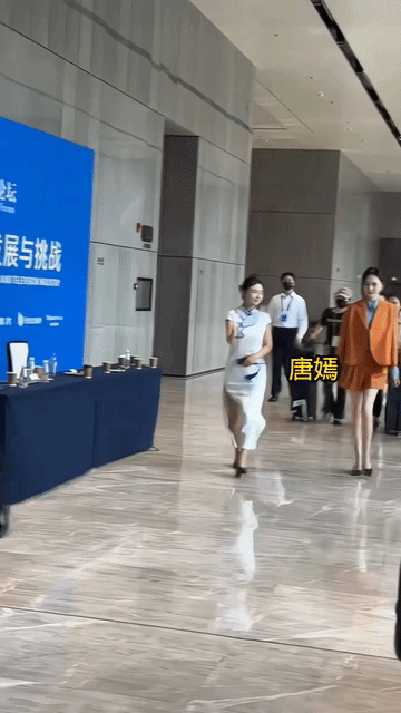 这个引导唐嫣去活动场地的礼仪小姐姐也太漂亮了吧！最素净最简单的旗袍款式却让她穿出