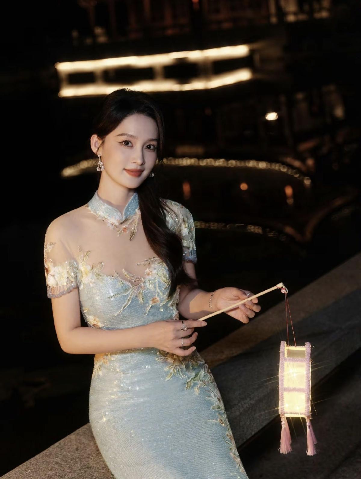 亭台夜色，花灯映人，李沁一身浅蓝绣花旗袍，尽显东方温婉气韵[比心]娱乐明