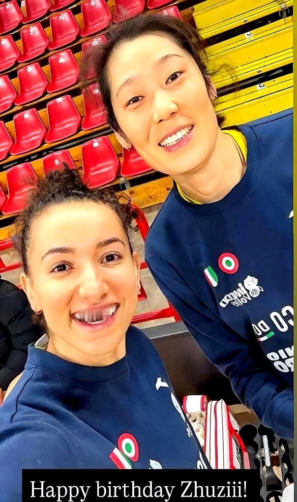 科内利亚诺客场打佩鲁贾，正好赶上朱婷29岁生日，主教练桑塔雷利直接给了个“生日优