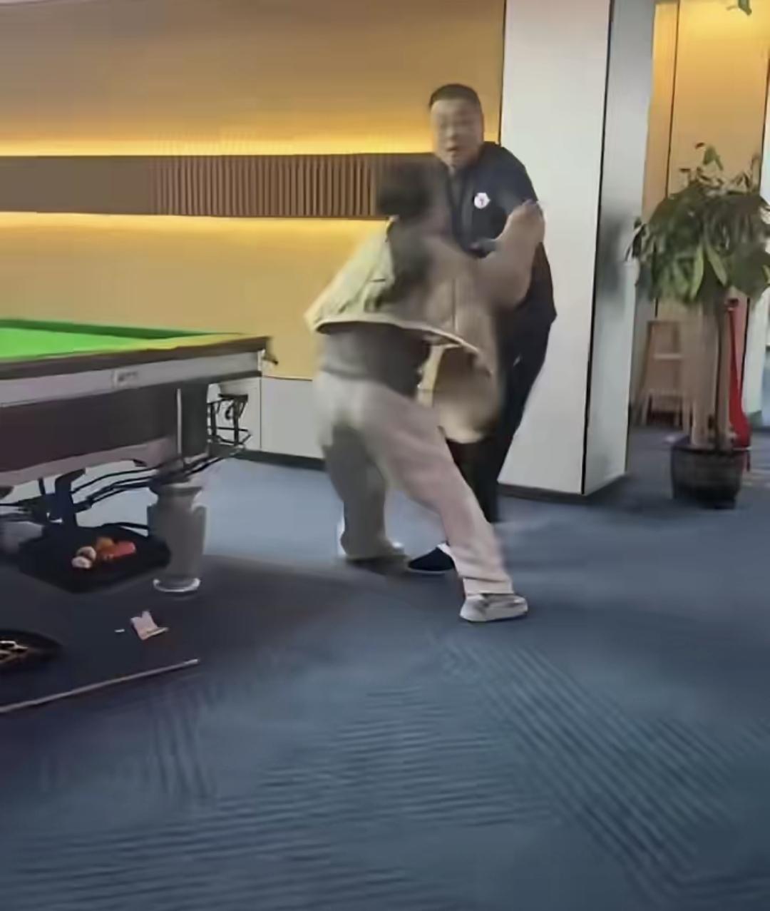 前段时间广西防城港出事了，有个19岁小姑娘找老板要3000块工资，结果被51岁老