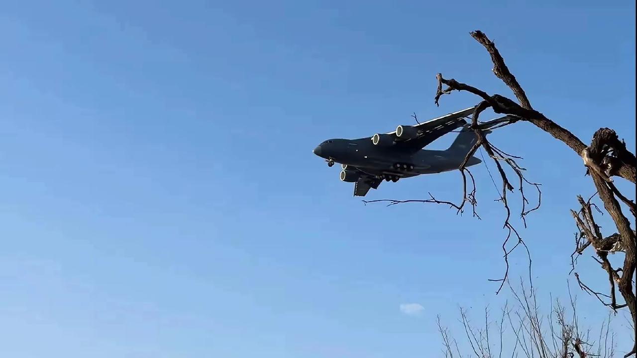 好久没有看到大运的新照片了，这是一架运-20A和一架运-20B，从飞机姿态来看，