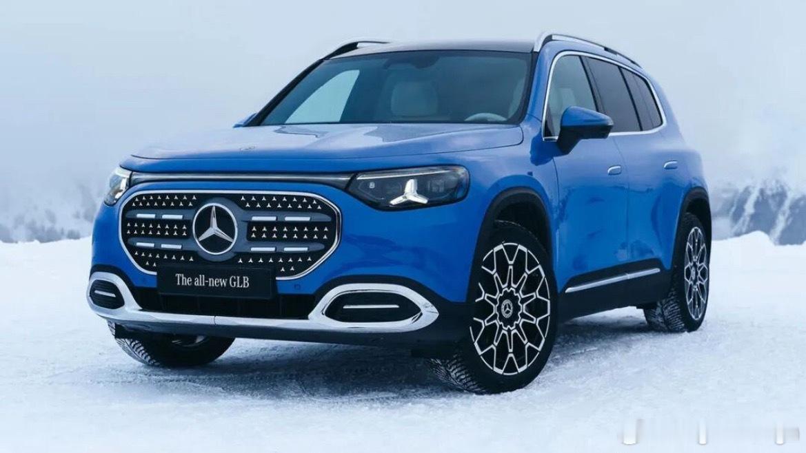 奔驰GLB官图发布！和此前预测的大差不差。一条贯穿灯，下面一个大格栅。尾灯上也有