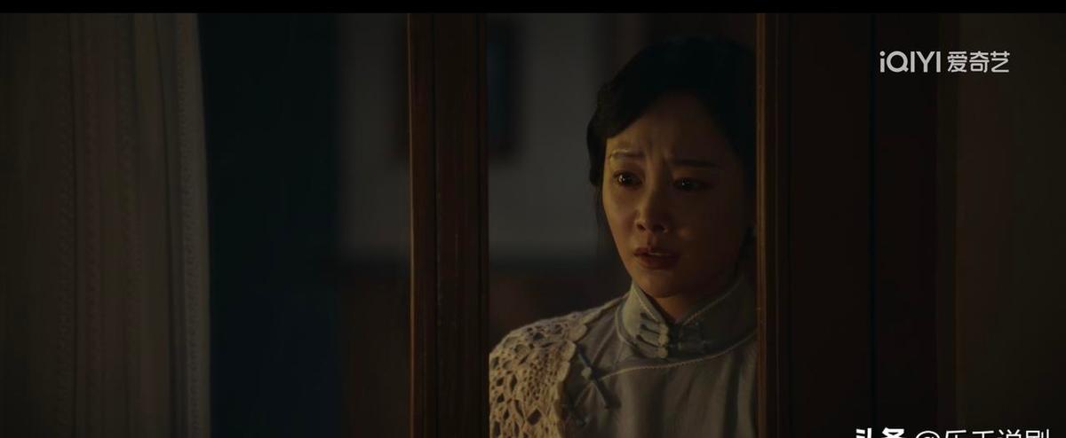 刚在《大生意人》里扇完对手耳光的李纯，杀青第二天就蹲在菜市场看老太太择芹菜。为